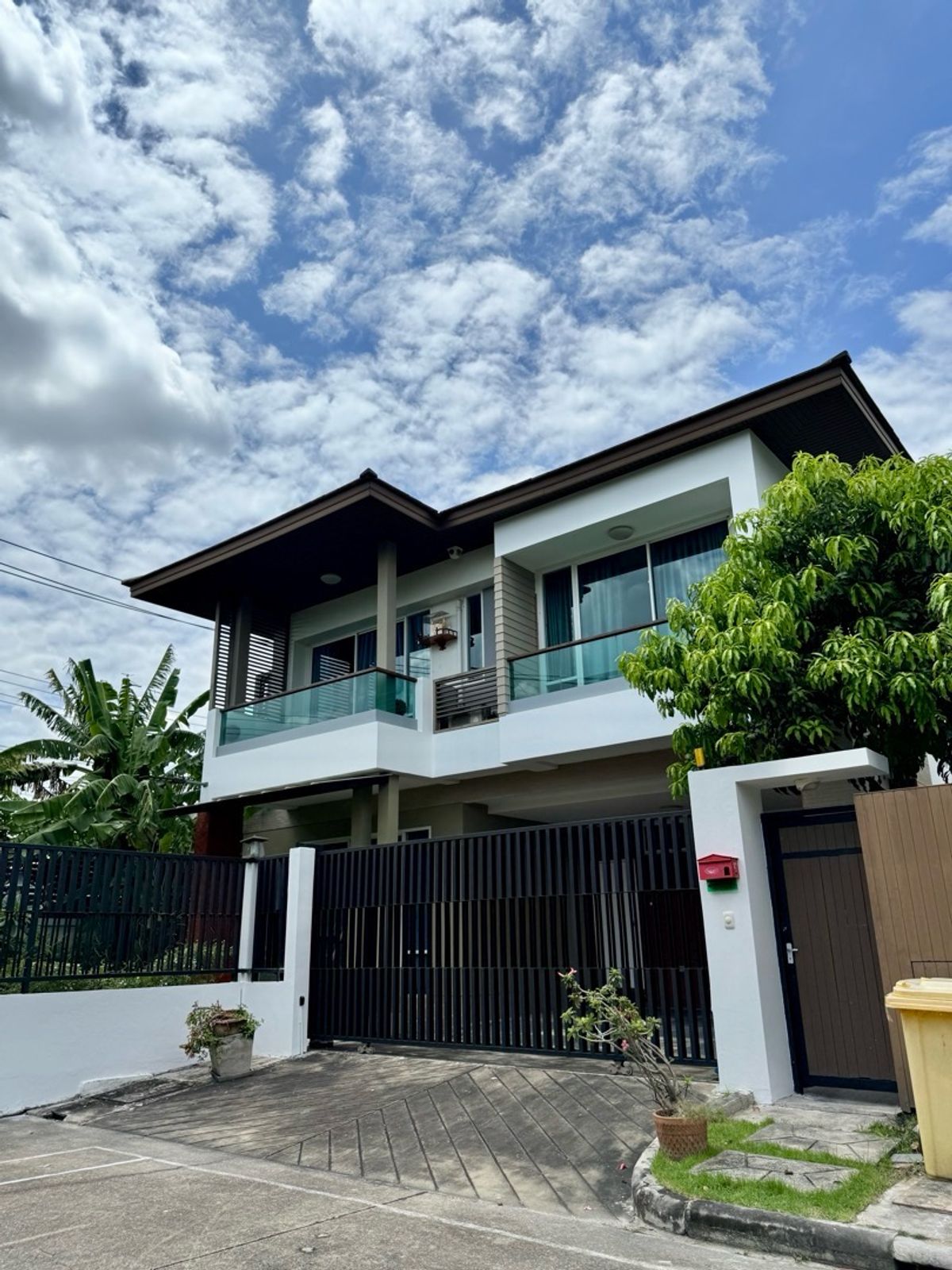 บ้านเลียบทางด่วนรามอินทรา : 🏡 บ้านเดี่ยว 2 ชั้น แปลงใหญ่พิเศษ 77.5 ตร.ว. เข้าออกได้ 2ทาง นวลจันทร์ /นวมินทร์ ใกล้
 เซ็นทรัลอีสต์วิลล์/แฟชั่นไอส์แลนด์ 8.99ล้านบาท 📌 โครงการขายบ้านตัวอย่างแปลงใกล้กัน 13 ล้านบาท✨ เหมาะสำหรับครอบครัวใหญ่ เฟอร์ครบ + แอร์ 5เครื่อง + ครัวติดแอร์ 