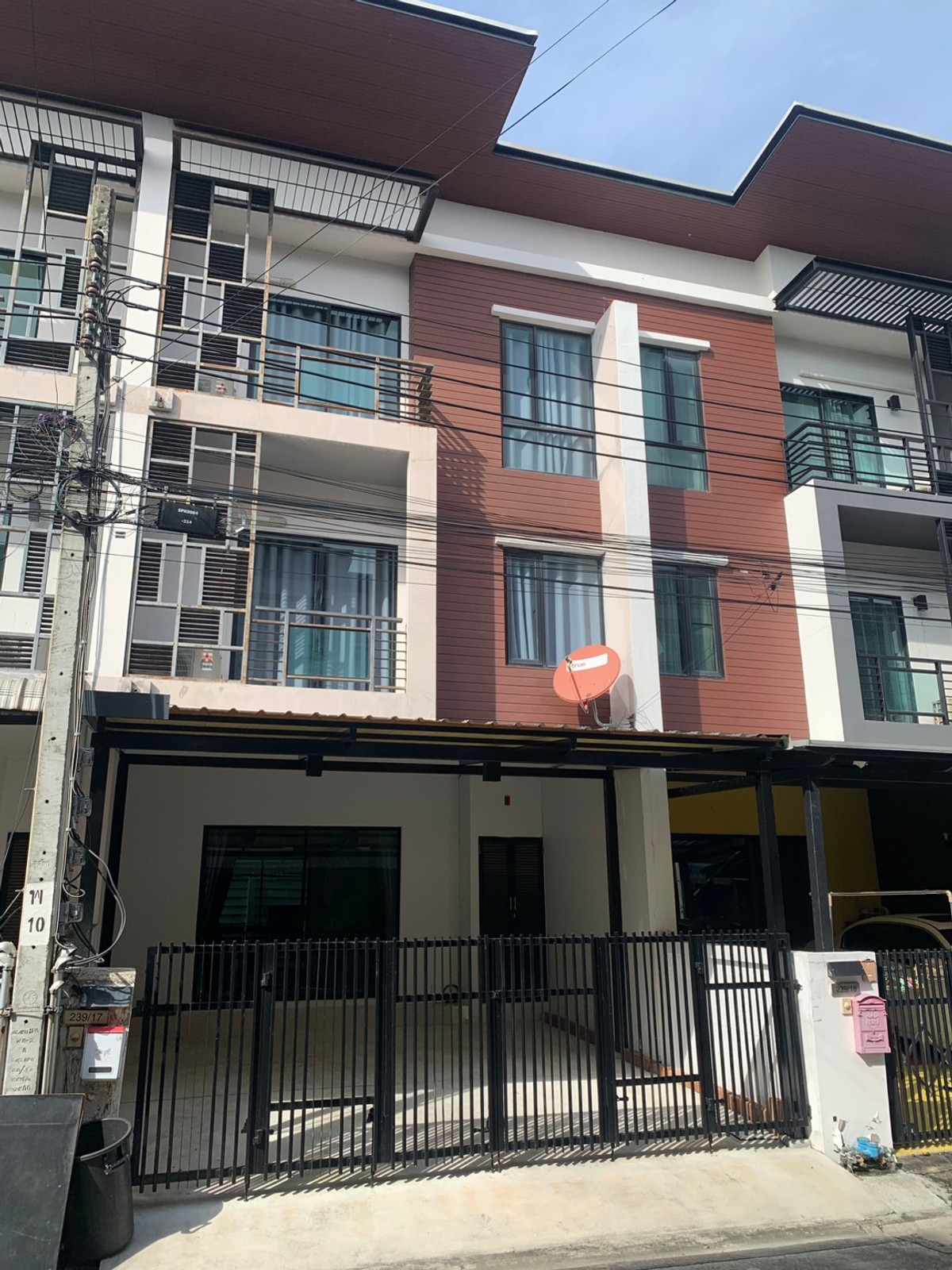 ให้เช่าทาวน์โฮมบางนา แบริ่ง ลาซาล : ให้เช่าทาวโฮม 3 ชั้น ไอฟีล-บางนา พื้นที่ 200 ตรม. 22 ตรว. ทำเลดี เฟอร์นิเจอร์และเครื่องใช้ไฟฟ้าครบ ราคา 28,000 บาท