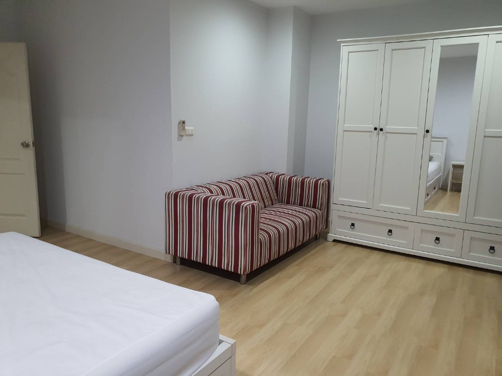 ให้เช่าทาวน์โฮมบางนา แบริ่ง ลาซาล : ให้เช่าทาวโฮม 3 ชั้น ไอฟีล-บางนา พื้นที่ 200 ตรม. 22 ตรว. ทำเลดี เฟอร์นิเจอร์และเครื่องใช้ไฟฟ้าครบ ราคา 28,000 บาท