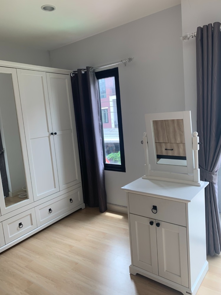 ให้เช่าทาวน์โฮมบางนา แบริ่ง ลาซาล : ให้เช่าทาวโฮม 3 ชั้น ไอฟีล-บางนา พื้นที่ 200 ตรม. 22 ตรว. ทำเลดี เฟอร์นิเจอร์และเครื่องใช้ไฟฟ้าครบ ราคา 28,000 บาท