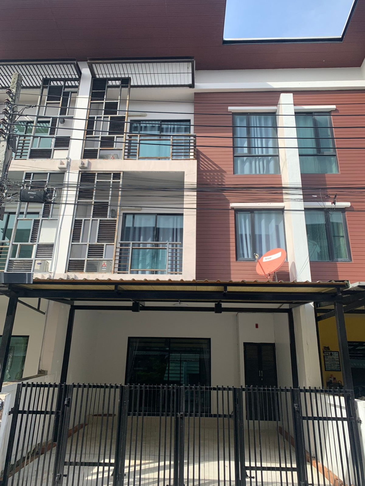 ให้เช่าทาวน์โฮมบางนา แบริ่ง ลาซาล : ให้เช่าทาวโฮม 3 ชั้น ไอฟีล-บางนา พื้นที่ 200 ตรม. 22 ตรว. ทำเลดี เฟอร์นิเจอร์และเครื่องใช้ไฟฟ้าครบ ราคา 28,000 บาท