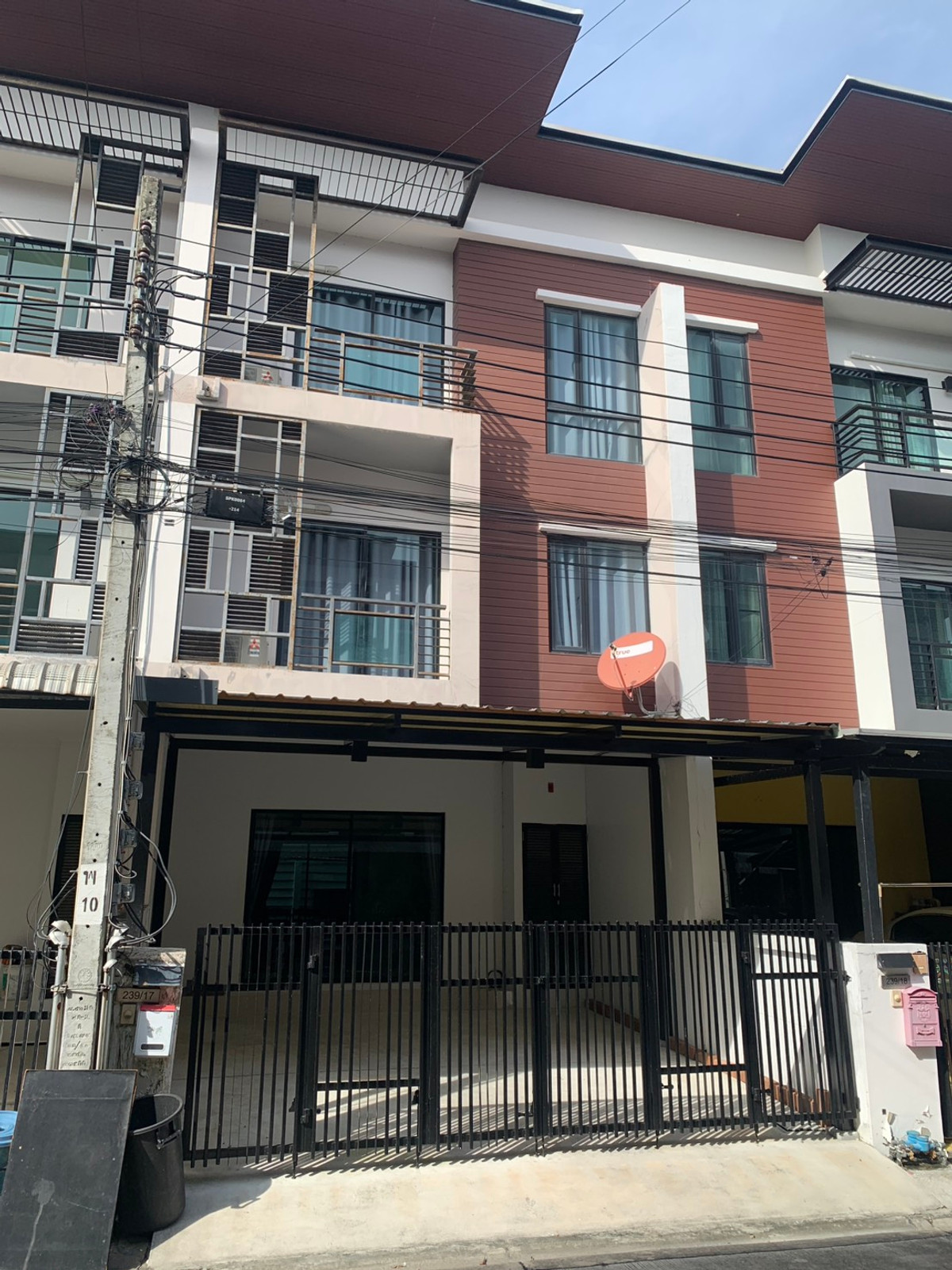 ให้เช่าทาวน์โฮมบางนา แบริ่ง ลาซาล : ให้เช่าทาวโฮม 3 ชั้น ไอฟีล-บางนา พื้นที่ 200 ตรม. 22 ตรว. ทำเลดี เฟอร์นิเจอร์และเครื่องใช้ไฟฟ้าครบ ราคา 28,000 บาท