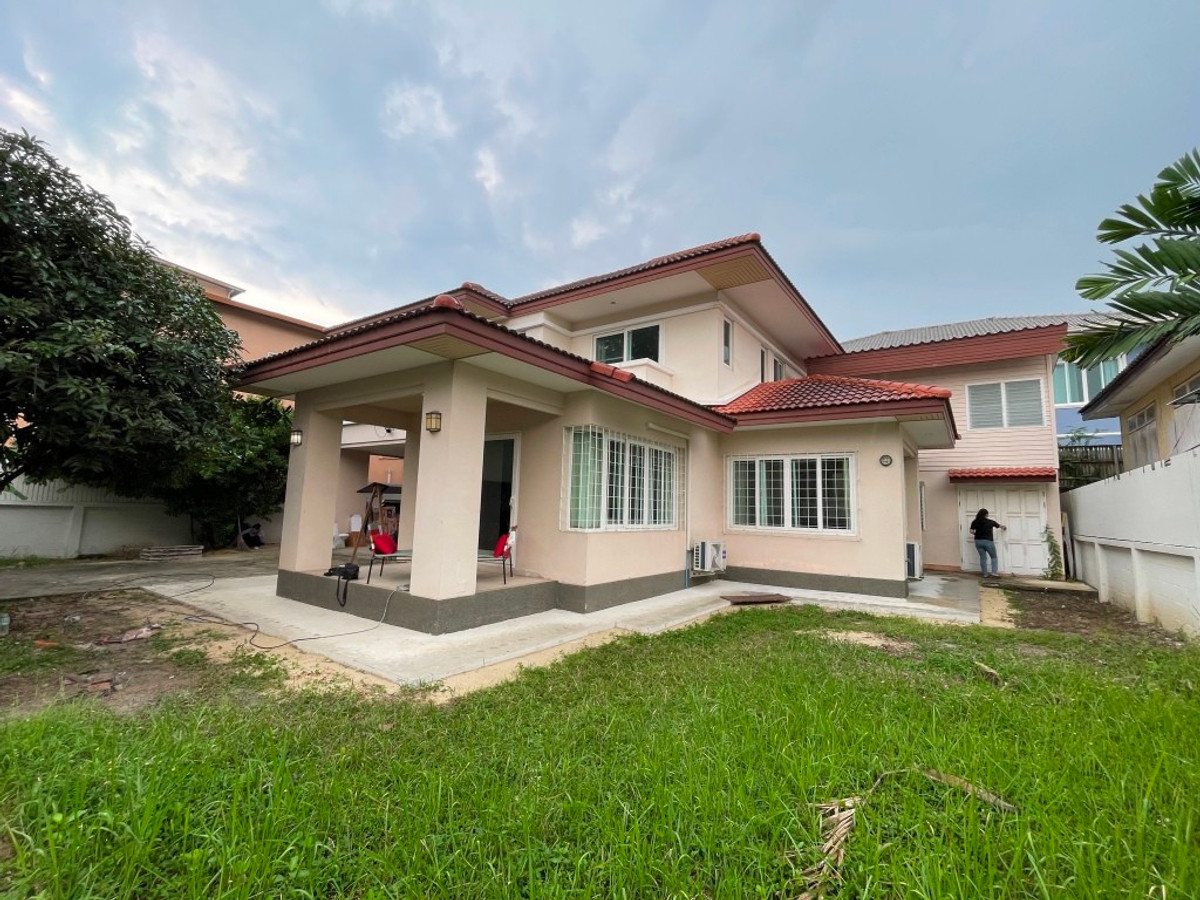 ให้เช่าบ้านสุขุมวิท อโศก ทองหล่อ : บ้านเดี่ยว 2 ชั้น 4 ห้องนอน 4 ห้องน้ำ ตกแต่งเฟอร์นิเจอร์พร้อมอยู่ในสุขุมวิท 63-71 ประมาณ 10-12 นาทีเดินจาก โรงเรียนนานาชาติ St Andrew Suhumvit