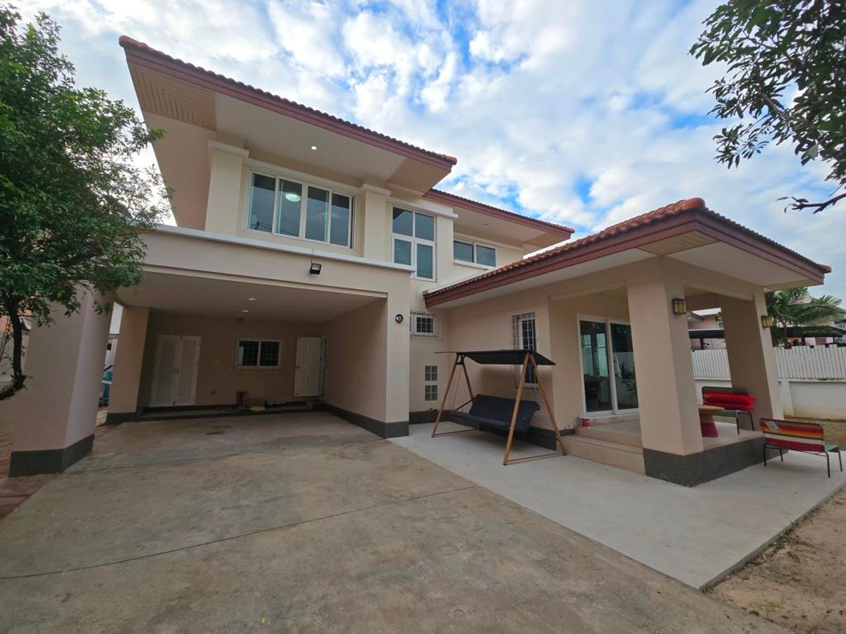 For RentHouseSukhumvit, Asoke, Thonglor : 2-storey detached house, 4 bedrooms, 4 bathrooms, fully furnished, located in Sukhumvit 63-71, approximately 10-12 minutes walk from St Andrew Suhumvit International School.