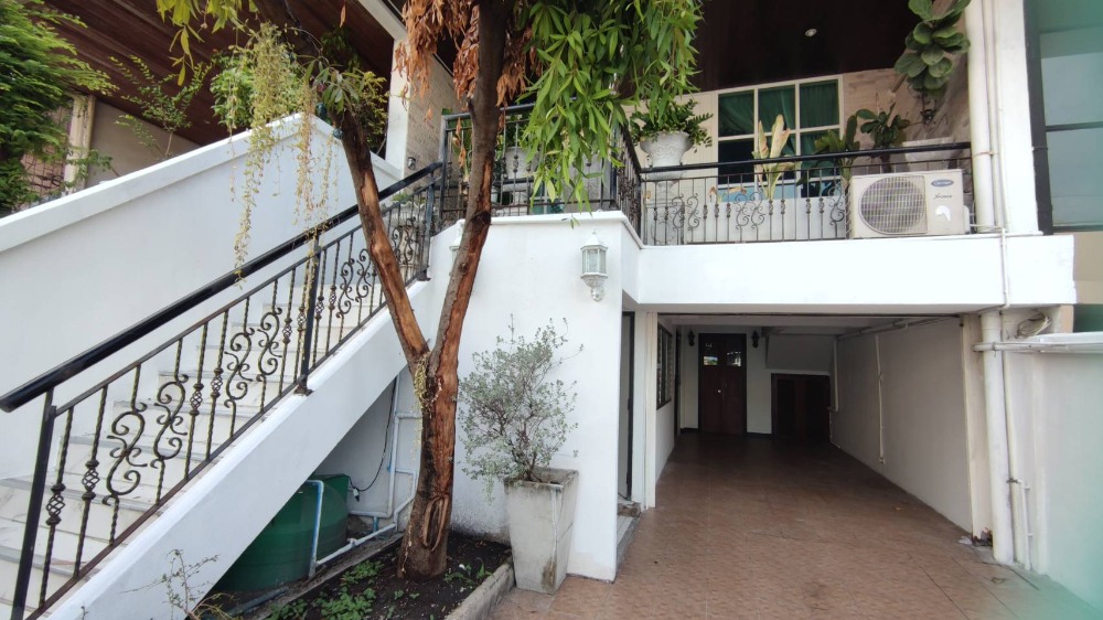 For RentTownhomeSukhumvit, Asoke, Thonglor : Townhouse for rent, 3 floors, Ekkamai 20, air-conditioner, some furniture, 3 bedrooms, 4 bathrooms, 3 halls, rent price 120,000 baht per month [can register a company]