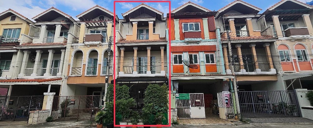 For SaleTownhomePathum Thani,Rangsit, Thammasat : Selling very cheaply, 3-story townhouse, Phummarin Village, Rangsit (next to Zeer Rangsit), area 22.6 sq m, usable area 185 sq m., suitable for living, making an office and renovating to make a profit.