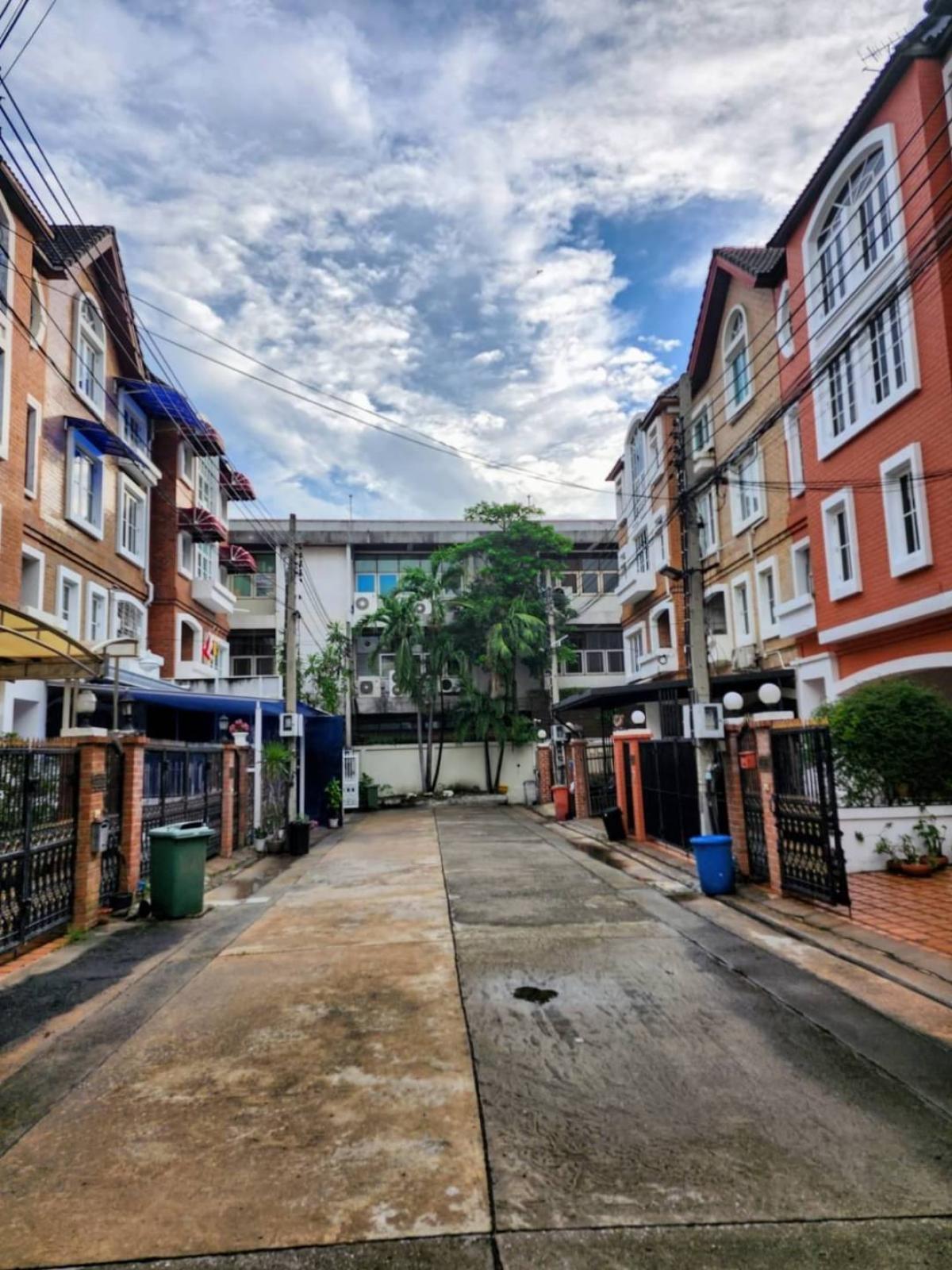 For SaleTownhomeSathorn, Narathiwat : Hot Sale ! Townhome, the size of a single house, Soi Yen Akat, lots of usable space, easy parking for 2 cars.