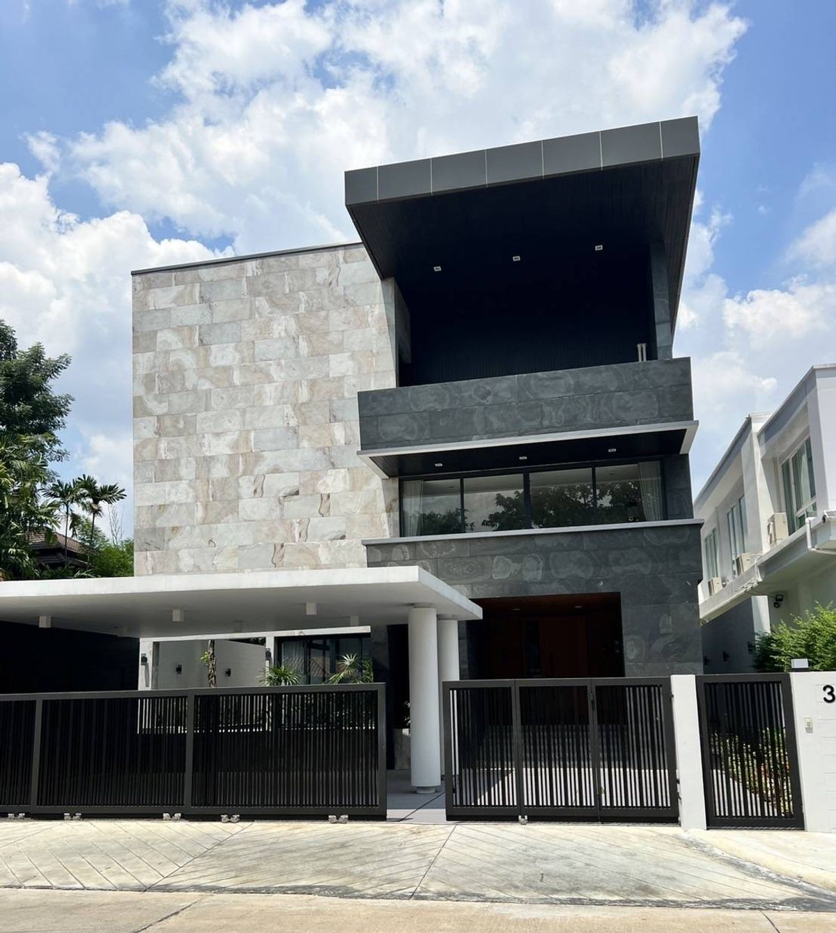 For SaleHouseRatchadapisek, Huaikwang, Suttisan : 👉 Stunning newly beautiful house with private pool on Ratchadaphisek Road near Wong Sawang intersection.
