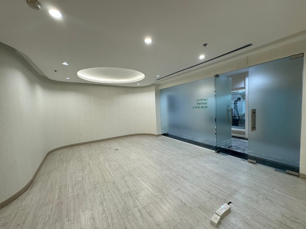For RentRetail SpaceWitthayu, Chidlom, Langsuan, Ploenchit : Shop for rent close to BTS Chidlom  商店出租，靠近BTS Chidlom。