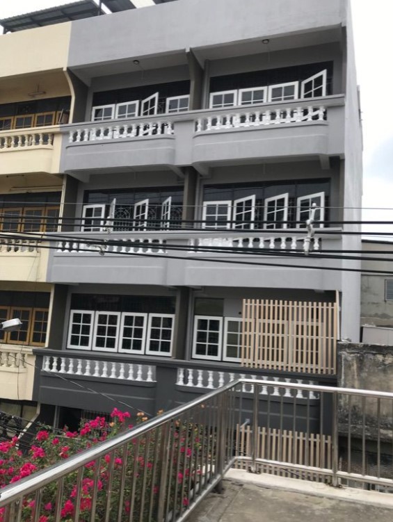 For RentShop HouseWongwianyai, Charoennakor : Commercial building for rent, Charoen Nakhon Road, near Soi Charoen Nakhon 63.