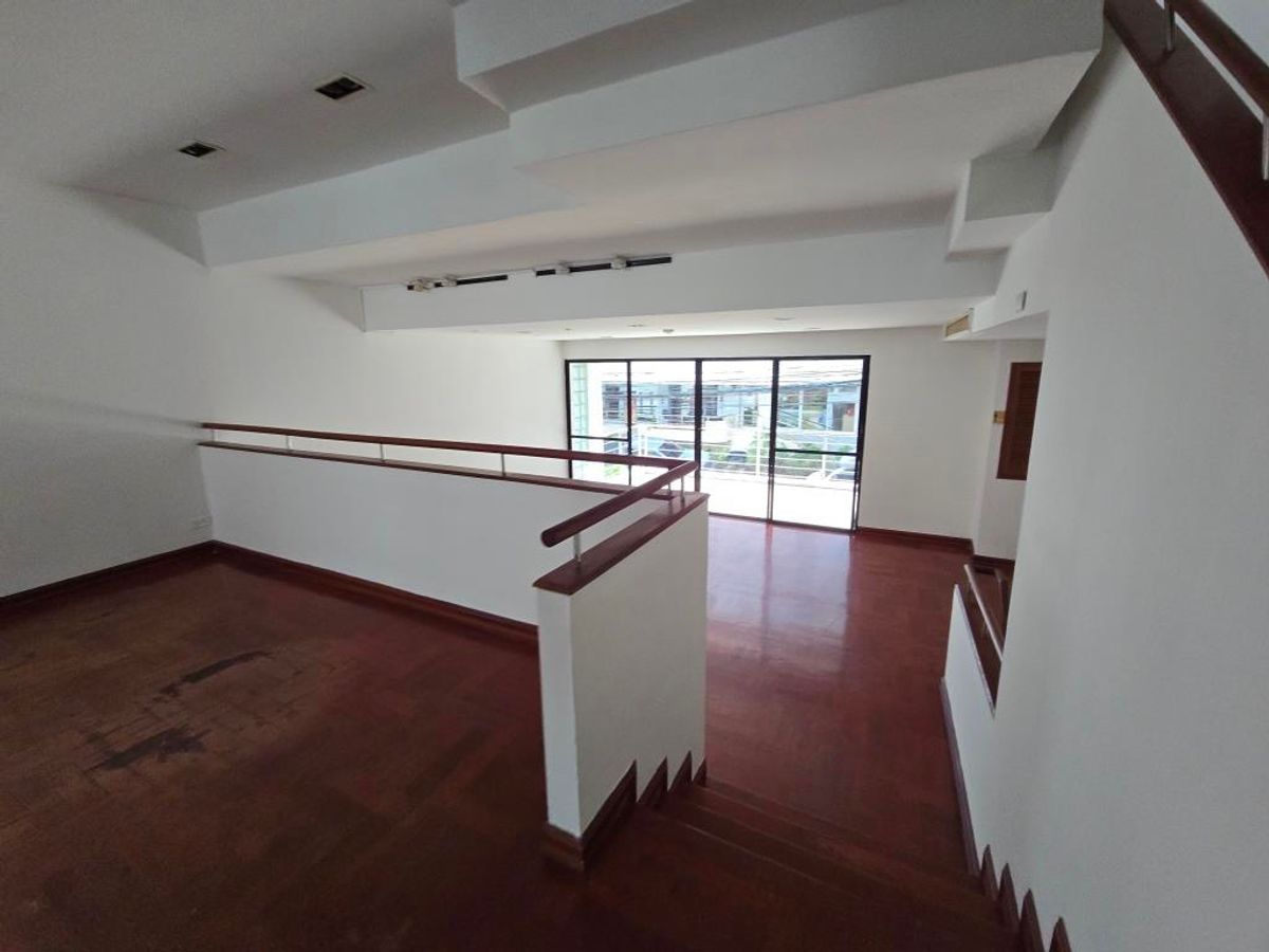 For RentHome OfficeWitthayu, Chidlom, Langsuan, Ploenchit : Home Office in Ploenchit-Witayu area for home office or business 350-400 sq m. with 4 bedrooms plus 10min walk Ploen Cgit BTS