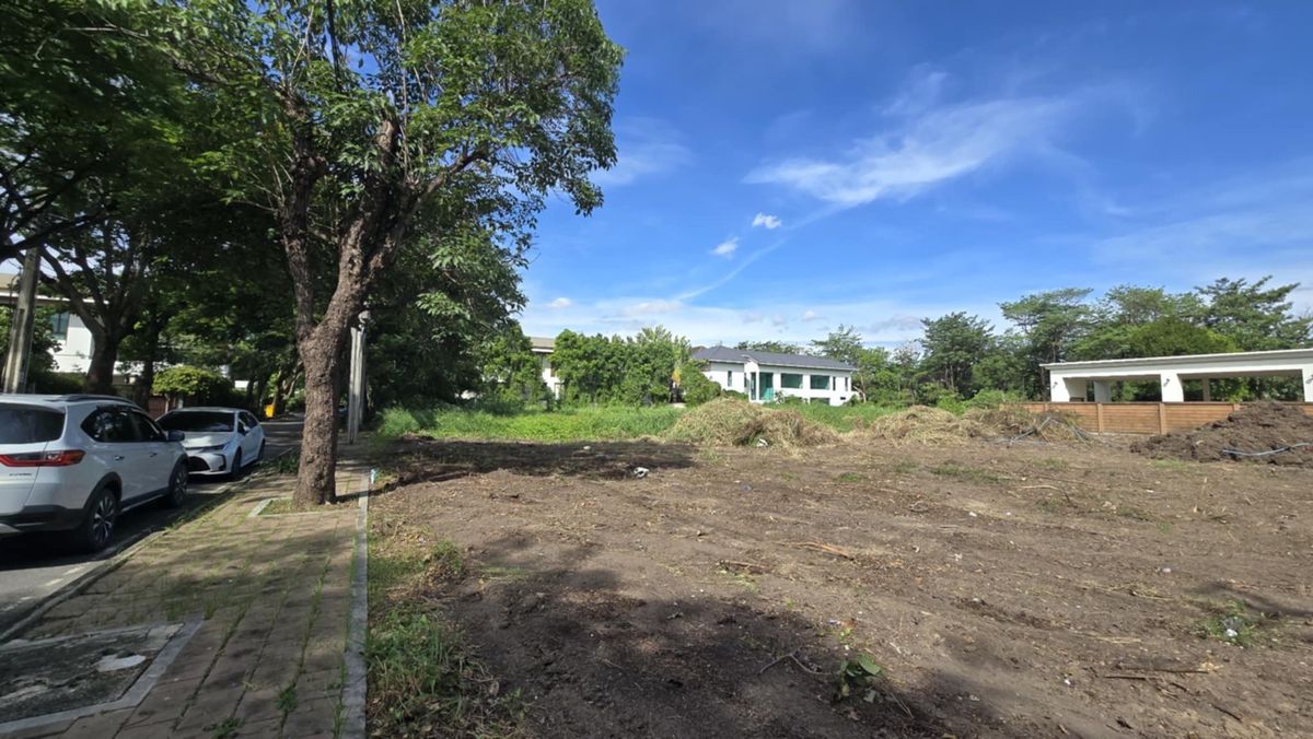 For SaleLandSeri Thai, Ramkhamhaeng Nida : For Sale 48 M Land for sale, beautiful plot in Nawathani Village, Seri Thai 59, suitable for building a luxury home, price 120,000 baht/square wa.