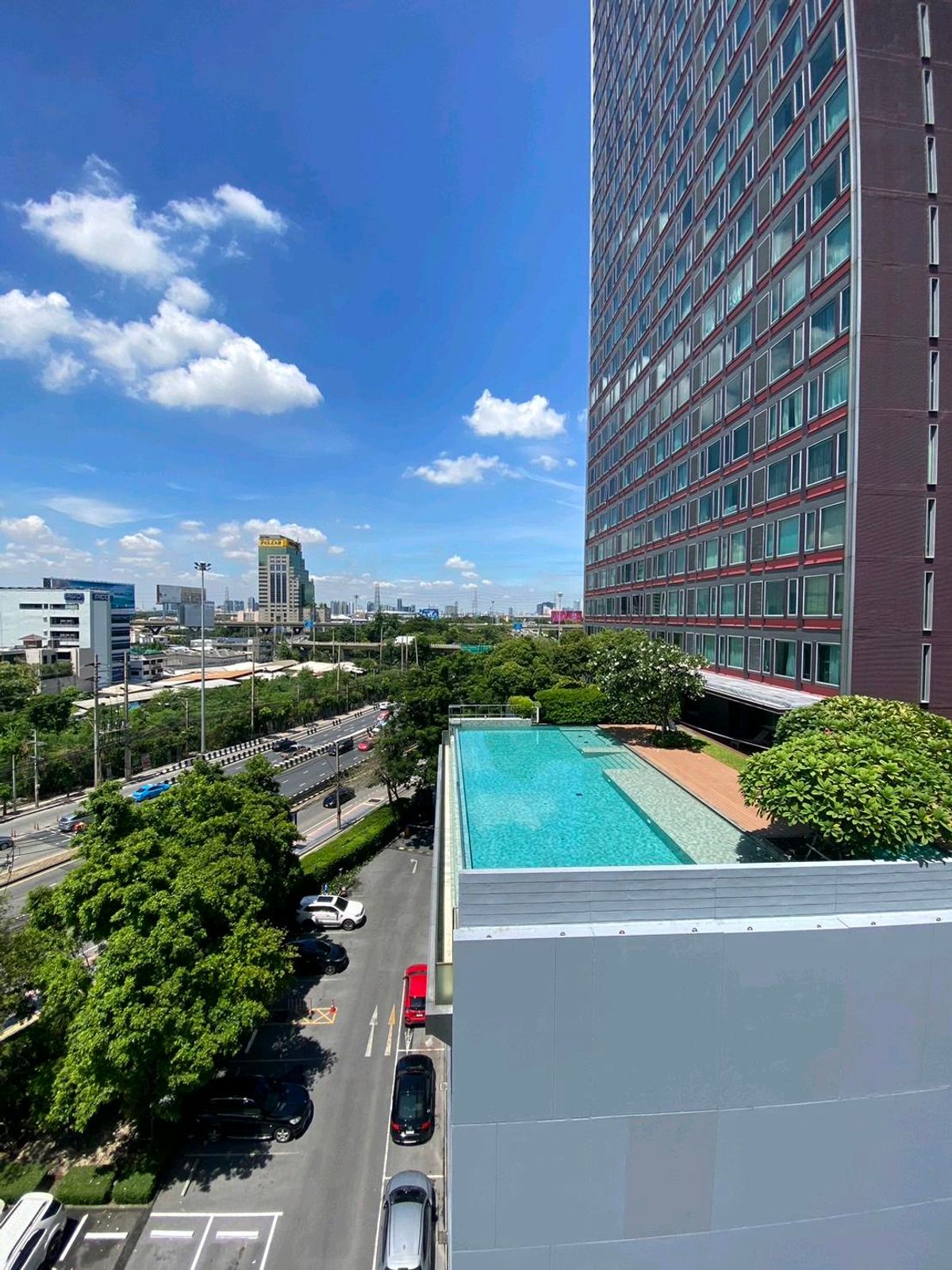 ขายคอนโดสะพานควาย จตุจักร : "คอนโดรัชวิภาเพลส ห้องใหญ่ 54 ตารางเมตร อยู่ชั้น 8 วิวโล่ง เห็นสระว่ายน้ำของตึก Vantage และทางด่วนวงแหวน 🚗✨