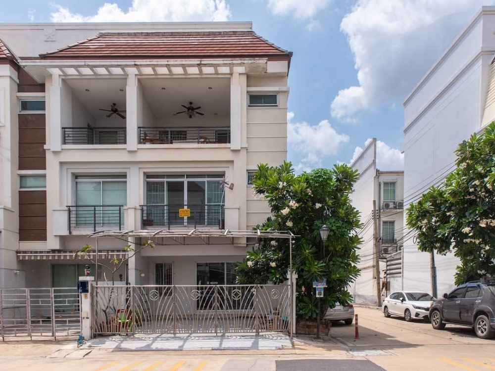 For SaleTownhomeKasetsart, Ratchayothin : 📣🏠Urgent sale, 3-story townhome, Klang Krung Village, The Royal Vienna Ratchavipha, Soi Ratchadaphisek 27/1.