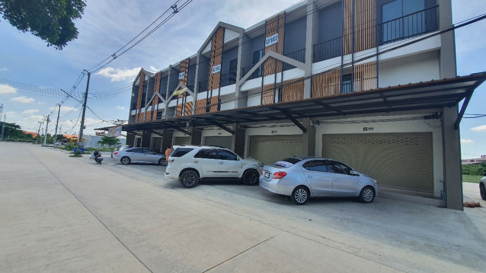 ขายอาคารพาณิชย์นครปฐม : อาคารพาณิชย์ 3 ชั้น, 25.6 ตารางวา, ใกล้ศูนย์ราชการ บางเลน นครปฐม สไตล์โมเดิร์น ตึกใหม่ มือหนึ่ง พร้อมเข้าอยู่, แถมประตูรีโมทไฟฟ้า และ กันสาดอย่างดี