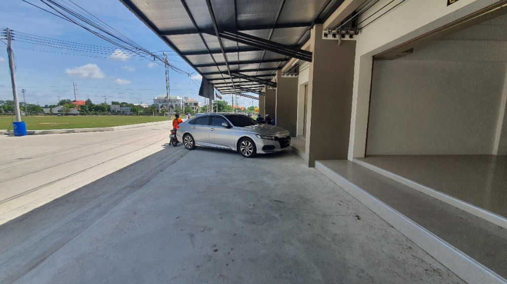 ขายอาคารพาณิชย์นครปฐม : อาคารพาณิชย์ 3 ชั้น, 25.6 ตารางวา, ใกล้ศูนย์ราชการ บางเลน นครปฐม สไตล์โมเดิร์น ตึกใหม่ มือหนึ่ง พร้อมเข้าอยู่, แถมประตูรีโมทไฟฟ้า และ กันสาดอย่างดี