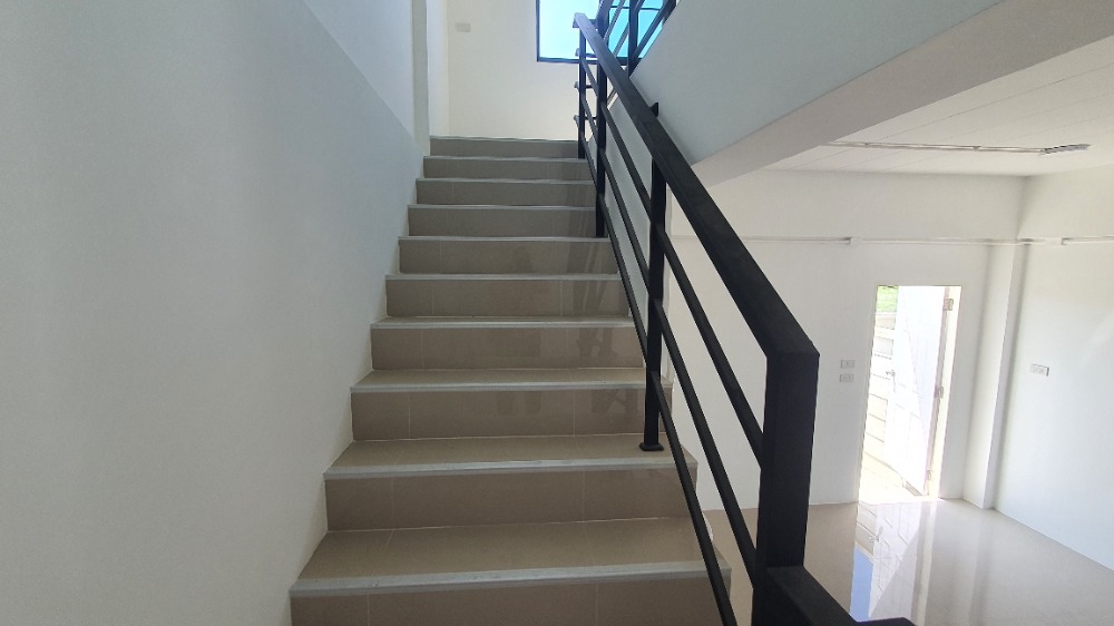 ขายอาคารพาณิชย์นครปฐม : อาคารพาณิชย์ 3 ชั้น, 25.6 ตารางวา, ใกล้ศูนย์ราชการ บางเลน นครปฐม สไตล์โมเดิร์น ตึกใหม่ มือหนึ่ง พร้อมเข้าอยู่, แถมประตูรีโมทไฟฟ้า และ กันสาดอย่างดี