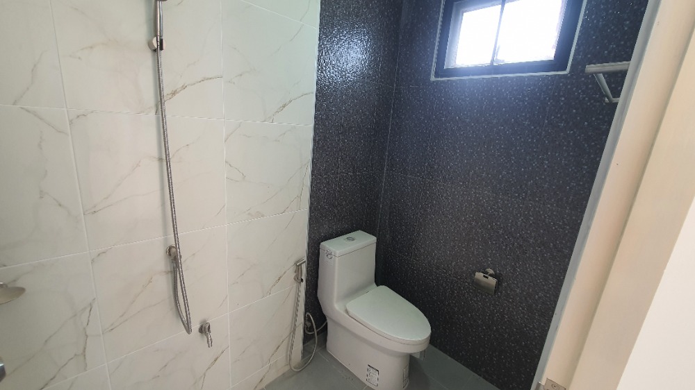 ขายอาคารพาณิชย์นครปฐม : อาคารพาณิชย์ 3 ชั้น, 25.6 ตารางวา, ใกล้ศูนย์ราชการ บางเลน นครปฐม สไตล์โมเดิร์น ตึกใหม่ มือหนึ่ง พร้อมเข้าอยู่, แถมประตูรีโมทไฟฟ้า และ กันสาดอย่างดี