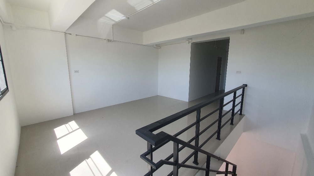 ขายอาคารพาณิชย์นครปฐม : อาคารพาณิชย์ 3 ชั้น, 25.6 ตารางวา, ใกล้ศูนย์ราชการ บางเลน นครปฐม สไตล์โมเดิร์น ตึกใหม่ มือหนึ่ง พร้อมเข้าอยู่, แถมประตูรีโมทไฟฟ้า และ กันสาดอย่างดี