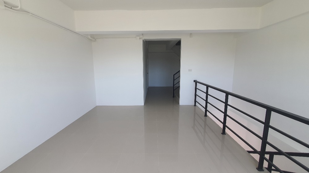 ขายอาคารพาณิชย์นครปฐม : อาคารพาณิชย์ 3 ชั้น, 25.6 ตารางวา, ใกล้ศูนย์ราชการ บางเลน นครปฐม สไตล์โมเดิร์น ตึกใหม่ มือหนึ่ง พร้อมเข้าอยู่, แถมประตูรีโมทไฟฟ้า และ กันสาดอย่างดี