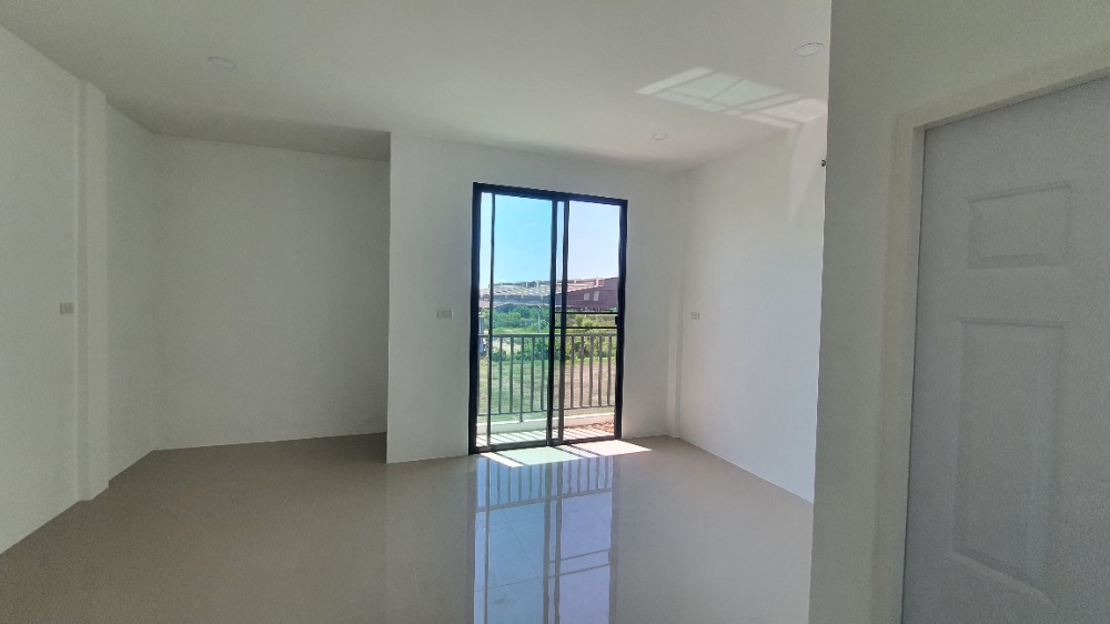 ขายอาคารพาณิชย์นครปฐม : อาคารพาณิชย์ 3 ชั้น, 25.6 ตารางวา, ใกล้ศูนย์ราชการ บางเลน นครปฐม สไตล์โมเดิร์น ตึกใหม่ มือหนึ่ง พร้อมเข้าอยู่, แถมประตูรีโมทไฟฟ้า และ กันสาดอย่างดี