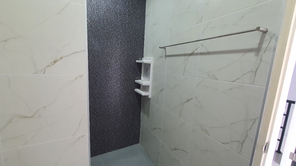 ขายอาคารพาณิชย์นครปฐม : อาคารพาณิชย์ 3 ชั้น, 25.6 ตารางวา, ใกล้ศูนย์ราชการ บางเลน นครปฐม สไตล์โมเดิร์น ตึกใหม่ มือหนึ่ง พร้อมเข้าอยู่, แถมประตูรีโมทไฟฟ้า และ กันสาดอย่างดี