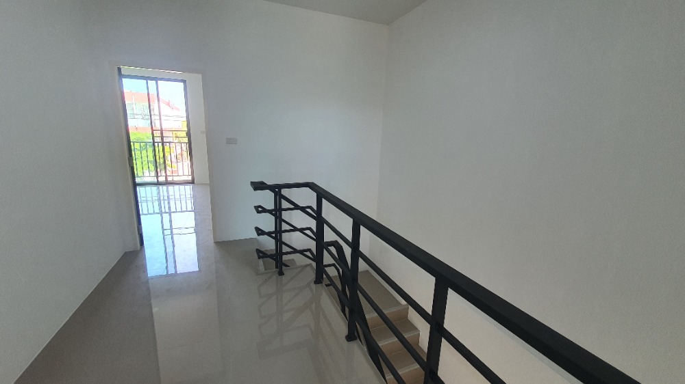 ขายอาคารพาณิชย์นครปฐม : อาคารพาณิชย์ 3 ชั้น, 25.6 ตารางวา, ใกล้ศูนย์ราชการ บางเลน นครปฐม สไตล์โมเดิร์น ตึกใหม่ มือหนึ่ง พร้อมเข้าอยู่, แถมประตูรีโมทไฟฟ้า และ กันสาดอย่างดี