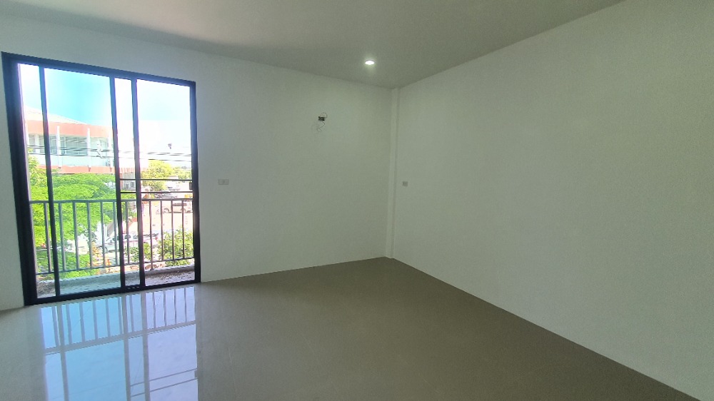 ขายอาคารพาณิชย์นครปฐม : อาคารพาณิชย์ 3 ชั้น, 25.6 ตารางวา, ใกล้ศูนย์ราชการ บางเลน นครปฐม สไตล์โมเดิร์น ตึกใหม่ มือหนึ่ง พร้อมเข้าอยู่, แถมประตูรีโมทไฟฟ้า และ กันสาดอย่างดี