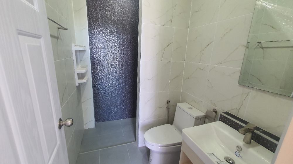 ขายอาคารพาณิชย์นครปฐม : อาคารพาณิชย์ 3 ชั้น, 25.6 ตารางวา, ใกล้ศูนย์ราชการ บางเลน นครปฐม สไตล์โมเดิร์น ตึกใหม่ มือหนึ่ง พร้อมเข้าอยู่, แถมประตูรีโมทไฟฟ้า และ กันสาดอย่างดี