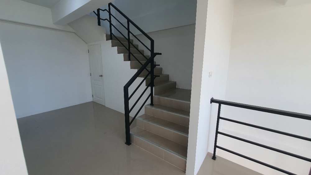 ขายอาคารพาณิชย์นครปฐม : อาคารพาณิชย์ 3 ชั้น, 25.6 ตารางวา, ใกล้ศูนย์ราชการ บางเลน นครปฐม สไตล์โมเดิร์น ตึกใหม่ มือหนึ่ง พร้อมเข้าอยู่, แถมประตูรีโมทไฟฟ้า และ กันสาดอย่างดี