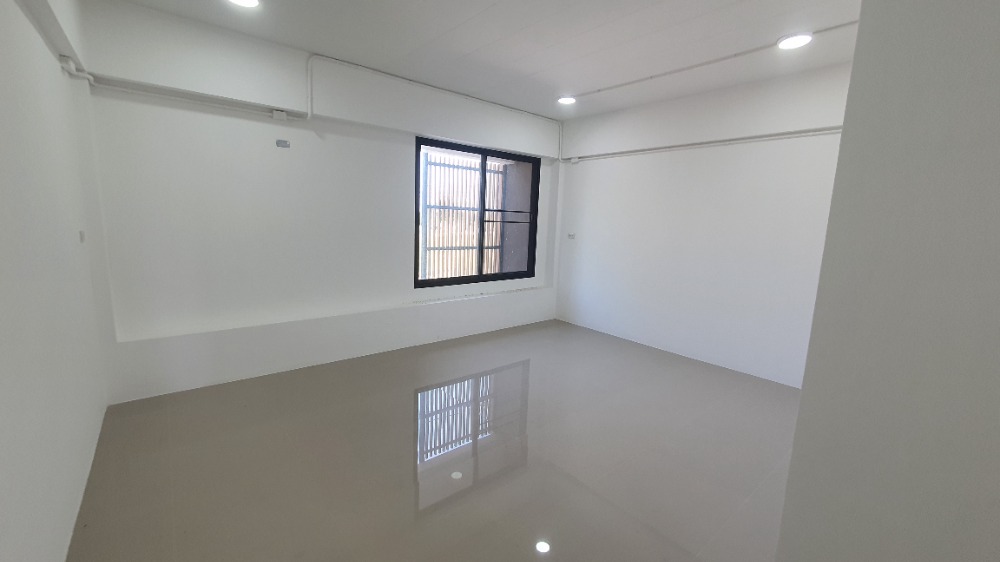 ขายอาคารพาณิชย์นครปฐม : อาคารพาณิชย์ 3 ชั้น, 25.6 ตารางวา, ใกล้ศูนย์ราชการ บางเลน นครปฐม สไตล์โมเดิร์น ตึกใหม่ มือหนึ่ง พร้อมเข้าอยู่, แถมประตูรีโมทไฟฟ้า และ กันสาดอย่างดี