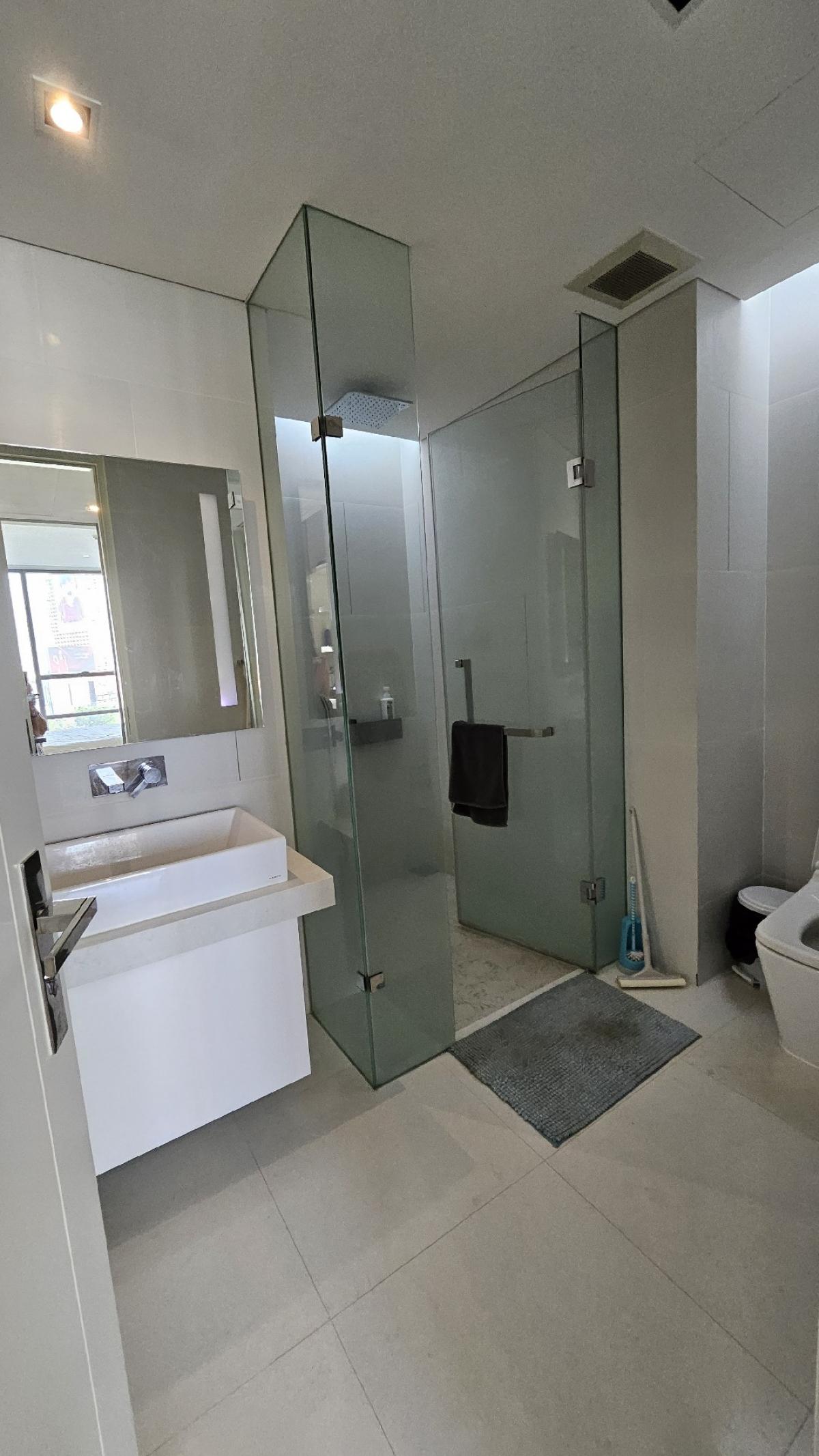 For SaleCondoSathorn, Narathiwat : Luxury condo for sale, next to Surasak BTS, large room, 67 sq m, city view, best price in the project!!!