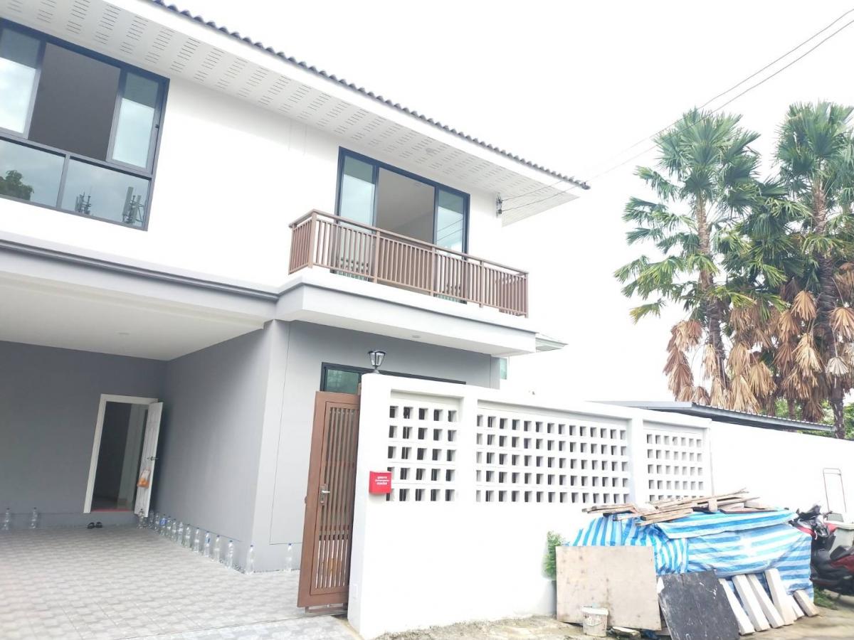 ขายบ้านอ่อนนุช อุดมสุข : ขายบ้านเดี่ยวสร้างใหม่ไม่เคยเข้าอยู่ สุขุมวิท 93 พื้นที่ใช้สอย: 51 ตร.ว 250 ตร.ม. หน้าบ้านทิศตะวันออก 6/11/67