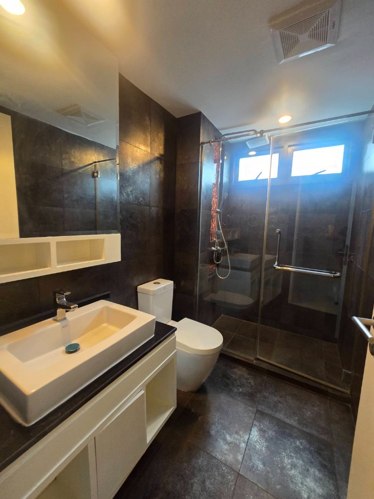 For RentCondoSukhumvit, Asoke, Thonglor : Near BTS Phrom Phong and MRT Asoke.