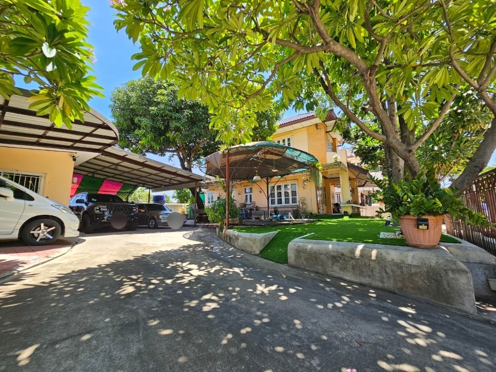 For SaleHouseEakachai, Bang Bon : For sale: 2 detached houses, 108.7 square meters, 5 bedrooms, 3 bathrooms, 5 parking spaces, Bang Bon Road 5, Soi 7 in Paradorn Village. Bang Bon Nuea Subdistrict, Bang Bon District, Bangkok