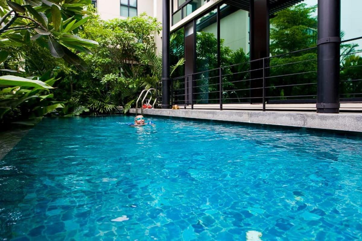 For RentHouseSukhumvit, Asoke, Thonglor : 📢👇Newly renovated House with private swimming pool in Ekamai, ready to move in, partly furnished, close to Donki mall, international schools, easily traveling in many in many routes

Contract 2 years at least