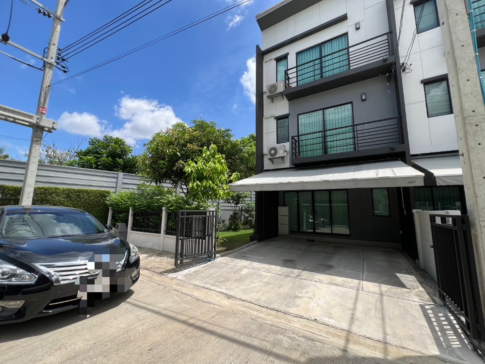 For SaleTownhomeNonthaburi, Bang Yai, Bangbuathong : For sale very cheap, 3-story townhouse, Baan Klang Muang. Ratchaphruek-Rattanathibet (next to MRT Bang Rak Yai station), area 41.6 sq m, usable area 145 sq m., suitable for living and making an office.