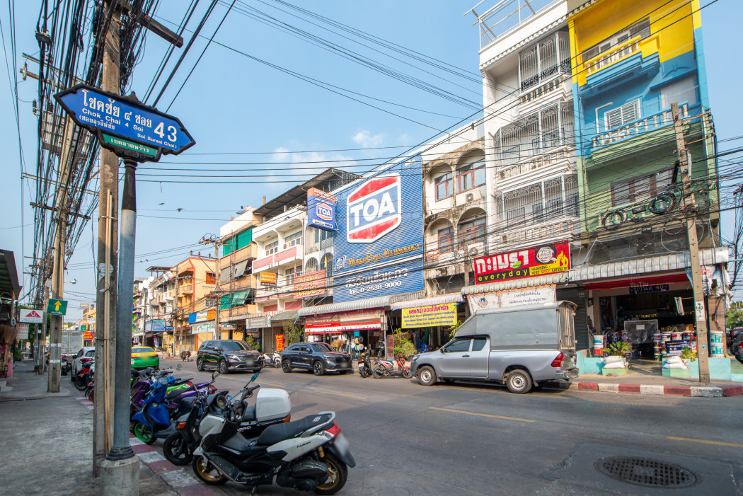 For SaleShop HouseLadprao101, Happy Land, The Mall Bang Kapi : Commercial building for sale, next to Chokchai 4 main road, area 560 sq m., 40 sq w, 4 bedrooms, 3 bathrooms, near the Yellow Line.