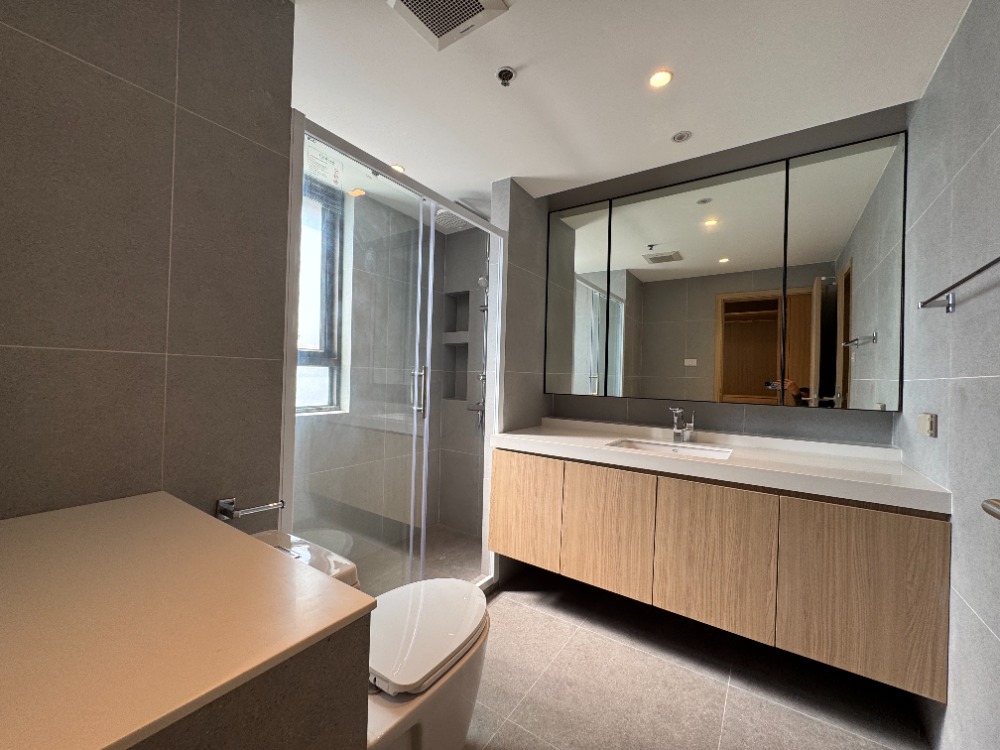 ให้เช่าคอนโดสุขุมวิท อโศก ทองหล่อ : 📢👇Newly renovated Roof top Duplex Penthouse huge size with huge balcony , unblocked view , 3 bedrooms , near Ekamai, Thonglor and Phrakanong Available now