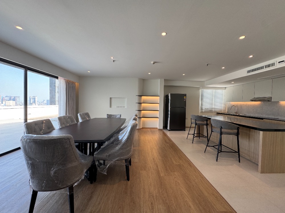 ให้เช่าคอนโดสุขุมวิท อโศก ทองหล่อ : 📢👇Newly renovated Roof top Duplex Penthouse huge size with huge balcony , unblocked view , 3 bedrooms , near Ekamai, Thonglor and Phrakanong Available now