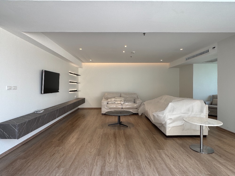 ให้เช่าคอนโดสุขุมวิท อโศก ทองหล่อ : 📢👇Newly renovated Roof top Duplex Penthouse huge size with huge balcony , unblocked view , 3 bedrooms , near Ekamai, Thonglor and Phrakanong Available now