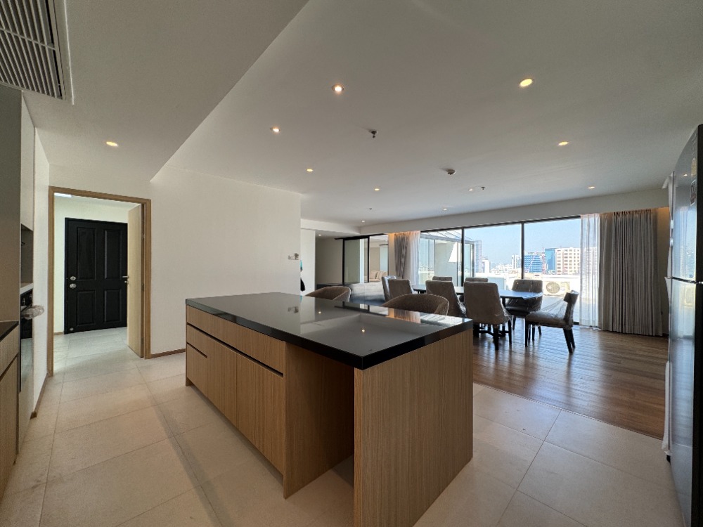 ให้เช่าคอนโดสุขุมวิท อโศก ทองหล่อ : 📢👇Newly renovated Roof top Duplex Penthouse huge size with huge balcony , unblocked view , 3 bedrooms , near Ekamai, Thonglor and Phrakanong Available now