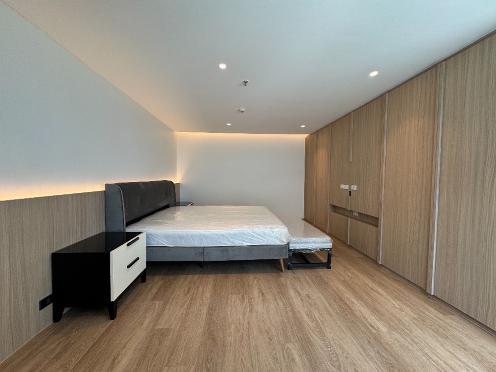 ให้เช่าคอนโดสุขุมวิท อโศก ทองหล่อ : 📢👇Newly renovated Roof top Duplex Penthouse huge size with huge balcony , unblocked view , 3 bedrooms , near Ekamai, Thonglor and Phrakanong Available now