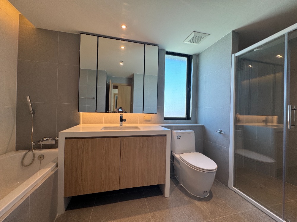 ให้เช่าคอนโดสุขุมวิท อโศก ทองหล่อ : 📢👇Newly renovated Roof top Duplex Penthouse huge size with huge balcony , unblocked view , 3 bedrooms , near Ekamai, Thonglor and Phrakanong Available now