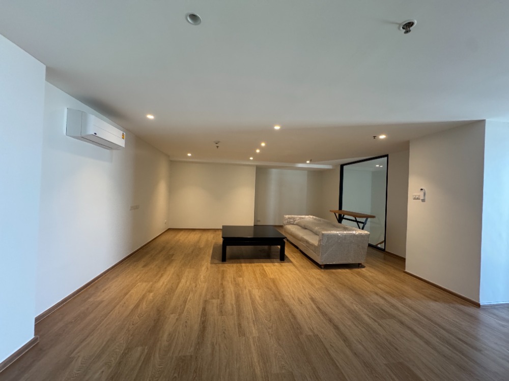 ให้เช่าคอนโดสุขุมวิท อโศก ทองหล่อ : 📢👇Newly renovated Roof top Duplex Penthouse huge size with huge balcony , unblocked view , 3 bedrooms , near Ekamai, Thonglor and Phrakanong Available now