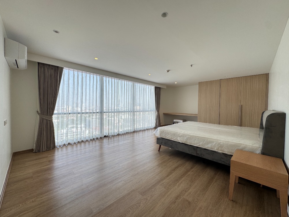 ให้เช่าคอนโดสุขุมวิท อโศก ทองหล่อ : 📢👇Newly renovated Roof top Duplex Penthouse huge size with huge balcony , unblocked view , 3 bedrooms , near Ekamai, Thonglor and Phrakanong Available now