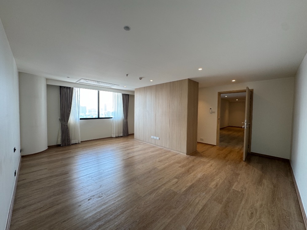 ให้เช่าคอนโดสุขุมวิท อโศก ทองหล่อ : 📢👇Newly renovated Roof top Duplex Penthouse huge size with huge balcony , unblocked view , 3 bedrooms , near Ekamai, Thonglor and Phrakanong Available now