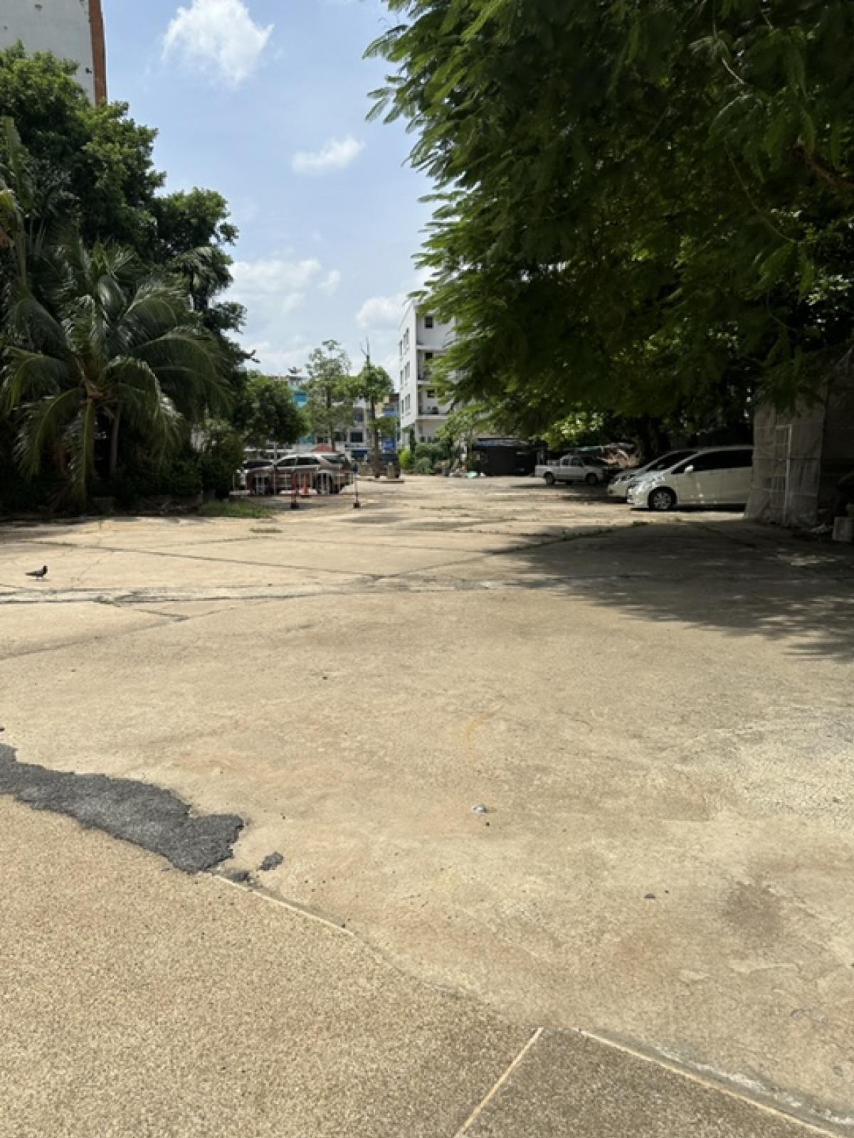 For SaleLandSilom, Saladaeng, Bangrak : Land for sale, Rama 4, near Hua Lamphong MRT, area 550 square wah, selling for 1,000,000 baht per square wah, transfer fee and tax are half, suitable for developing an office, condo, hotel.