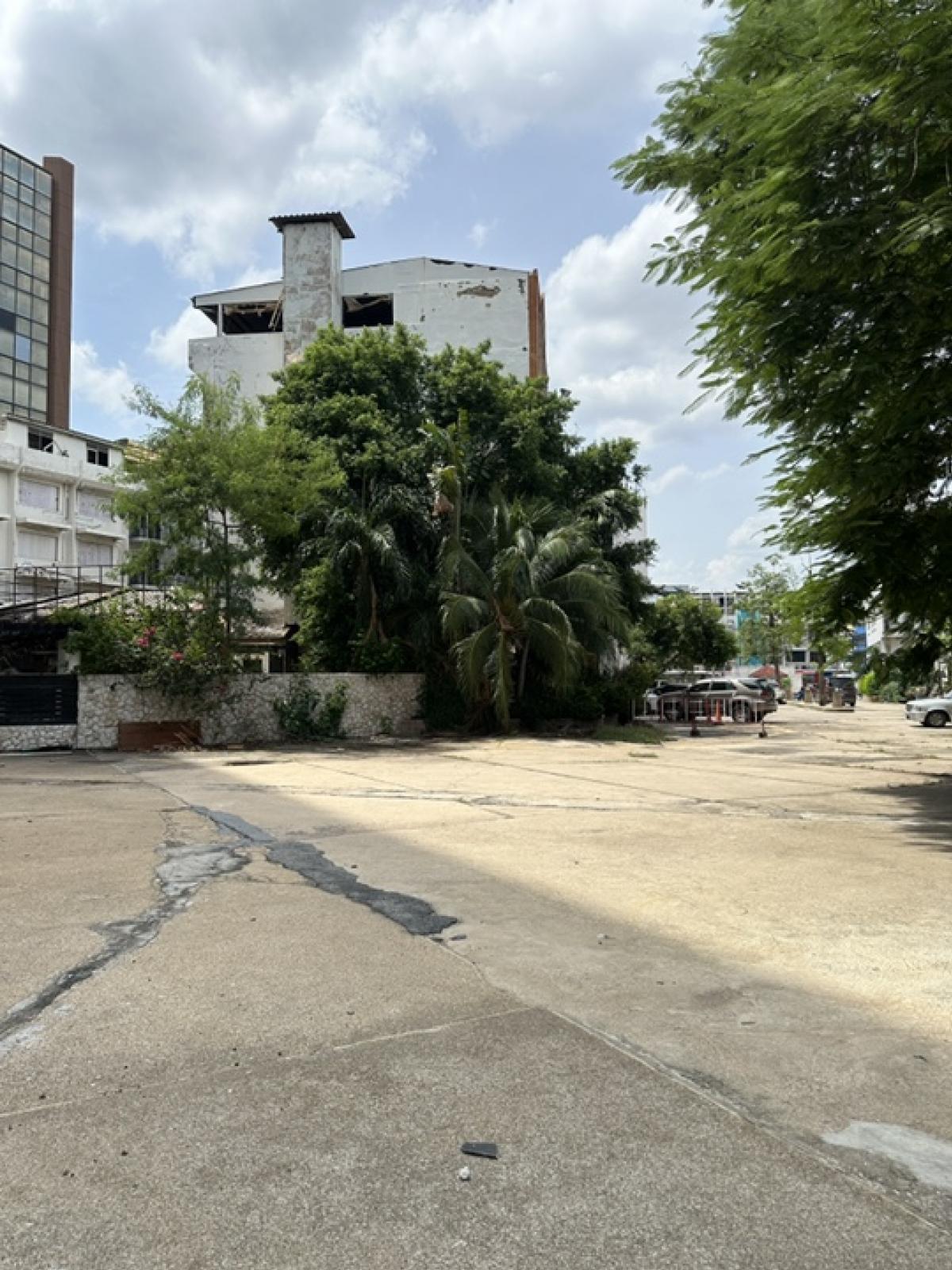 For SaleLandSilom, Saladaeng, Bangrak : Land for sale, Rama 4, near Hua Lamphong MRT, area 550 square wah, selling for 1,000,000 baht per square wah, transfer fee and tax are half, suitable for developing an office, condo, hotel.