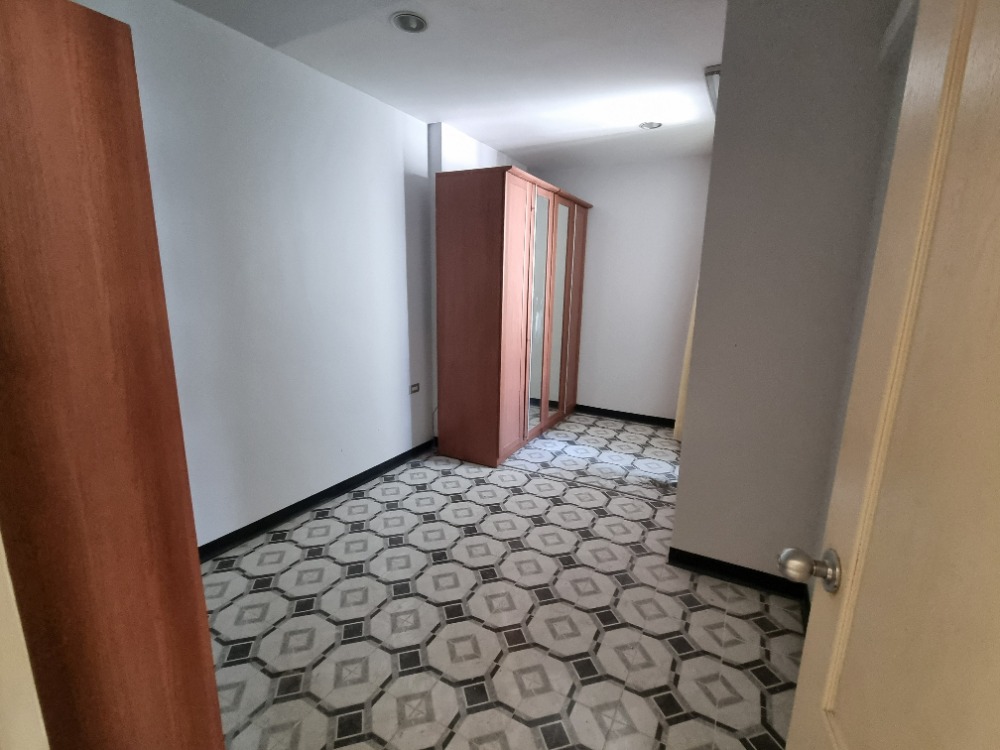 ขายคอนโดสาทร นราธิวาส : ✨ โอกาสทอง! เป็นเจ้าของยูนิตพิเศษ 4 ห้องนอน ใจกลางสาทร – Sathorn House ราคาดีที่สุด! ✨